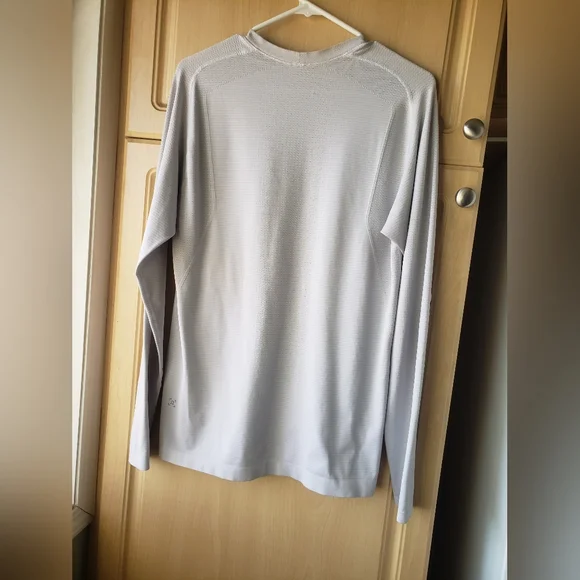 Lululemon Men's Gray Long Sleeve Training Shirt Medium - Picture 7 of 10